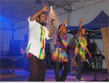 Le groupe vanuatais Young Life a fait lever tout le monde pour interpréter Freedom West Papua.