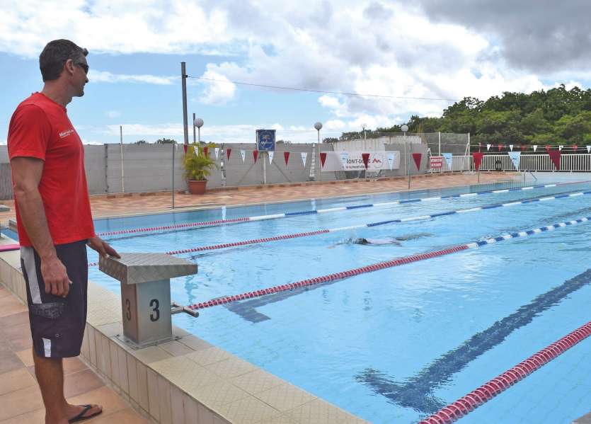 Mardi 5 janvier, piscine de Boulari. Gilles Dumesnil est le chef de bassin de Boulari. Ouverte en 1996, la piscine comprend six lignes d\'eau.