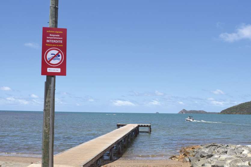 Mont-Dore, la semaine dernière. Un panneau a été posé informant les usagers que la plage des Piroguiers était interdite à la baignade pour cause de pollution à l\'e.coli.