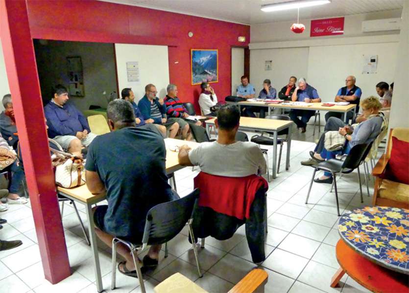 La quinzaine de riverains qui ont fait le déplacement ont évoqué plusieurs questions de sécurité. Photo G.R.