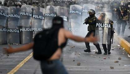 Pérou: violents heurts lors du grand rassemblement à Lima, la présidente appelle à une 