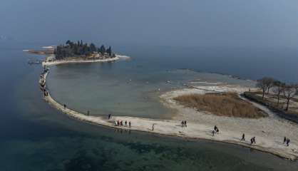 Un îlot du lac de Garde, symbole de la sécheresse frappant l'Italie