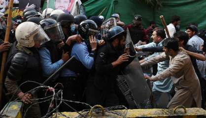 Pakistan : la police échoue à arrêter l'ex-Premier ministre Imran Khan après des heurts