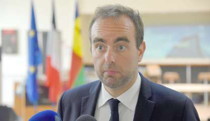 Sébastien Lecornu en réunion avec des élus pour évoquer les finances du pays