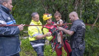 [VIDÉO] Intempéries : des habitants sauvés des eaux à Yahoué