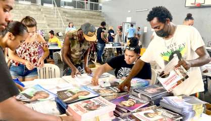 [VIDÉO] Élection présidentielle : 200 jeunes mettent sous pli le programme des candidats