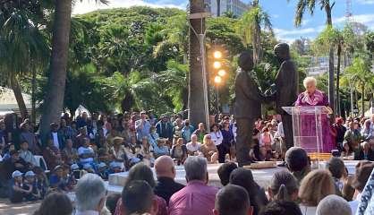 Trente-quatre ans après la poignée de main, la statue de Jean-Marie Tjibaou et Jacques Lafleur inaugurée à Nouméa