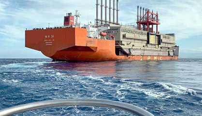 La centrale accostée de la SLN arrive à Nouméa