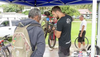Un réparateur de cycles itinérant tourne en Brousse