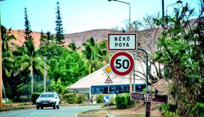 Poya : un camion-benne se retrouve sur le toit, deux blessés