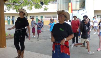 Les langues célébrées par la danse et les jeux à Katiramona