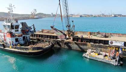 Les scaphandriers se jettent à l'eau pour l'ancrage de la centrale accostée