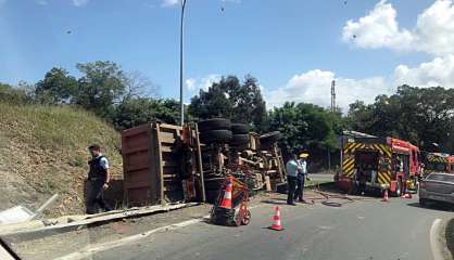 Accident : un camion couché sur la voie express
