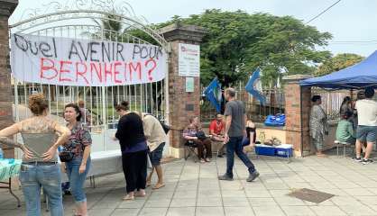 Les salariés en grève devant la bibliothèque Bernheim