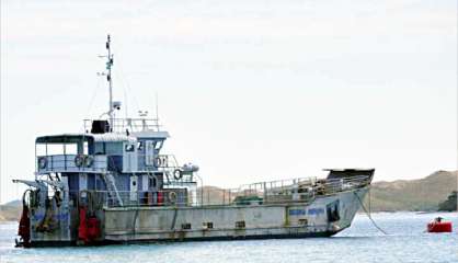 La barge Belema Nenema incendiée à Poum