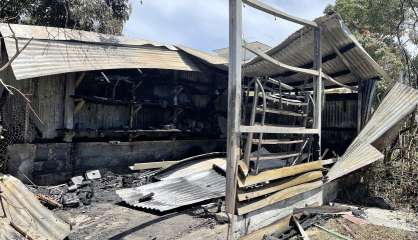Un garage détruit par les flammes dans le village de Bourail