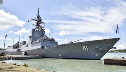 Le navire de guerre australien HMAS Brisbane est arrivé à quai à Nouméa
