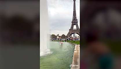 Un calédonien surfe en foil au pied de la Tour Eiffel