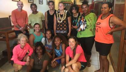 Dix élèves du rugby féminin de Pouembout en visite à Wallis