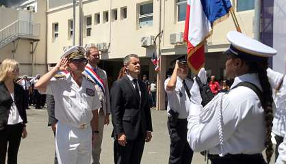 Le ministre Gérald Darmanin à la rencontre des policiers au commissariat central de Nouméa