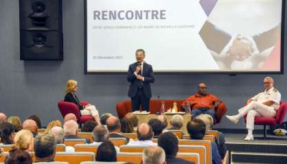 Le ministre Gérald Darmanin rencontre les maires toujours scindés en deux groupes