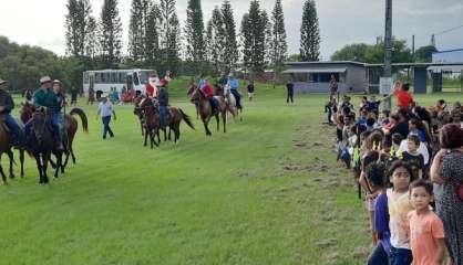 À La Foa et à Boulouparis, le père Noël est arrivé à cheval