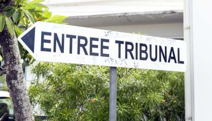 Une femme enceinte reçoit des coups de poing par son mari juste parce que leur fille s'est réveillée