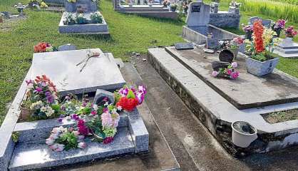 Trois tombes saccagées au cimetière de La Foa