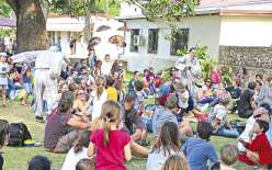 Les spectacles joués pendant le festival ont, pour certains, déjà tourné en Calédonie, comme ici Caillasse du Chapitô.