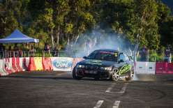 Un duel père et fils sur la même voiture décide de l’issue de la catégorie loisir 2.C’est le père Joseph Saliga qui décroche la victoire devant son fils Jordan. Alexis Barbou vainqueur de la manche précédente à Moindou complète le podium. 