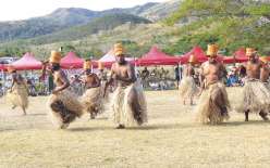 Les groupes de danse se sont produits toute la journée de samedi. Le jury donnera les résultats le 24 septembre à Maré.