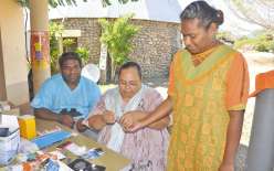 A la demande de la tribu, Jérôme et Edna de la DASS PN (Direction des affaires sanitaires et sociales et des problèmes de société de la province Nord), ont procédé à un dépistage gratuit du diabète auprès du public présent et volontaire.