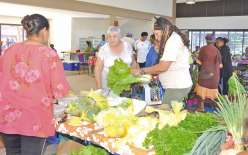 Gloriane, venue du bas du village, tenait un stand achalandé de légumes de saison, avec notamment un assortiment de choux, mais également des ignames, du manioc, des chouchoutes, des œufs durs de cane et des épis de maïs cuits.