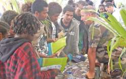 Les stands pour les métiers de militaire, de police et de pompier ont, comme souvent,  attiré de nombreux curieux. Une vingtaine de tables étaient dédiées à la découverte des professions concernant les services provinciaux, les entreprises de l’île, l’art