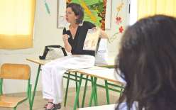 Entre chaque mot, Amélie, la directrice du Comité, en a profité pour expliquer leur  signification et leur fonction, comme ici avec le stérilet et les différentes méthodes  de contraception possibles.