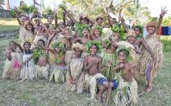 Les enfants de Canala ont offert une danse traditionnelle aux élèves, aux parents et aux personnels enseignants de La Roche, guidés par leurs enseignantes, justement originaires de Maré. Leurs camarades Si Nengone iront également les retrouver en pays Xâr