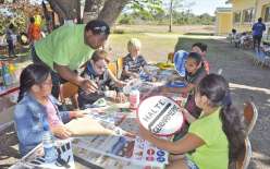 Jean-Claude, l’animateur, a guidé son groupe d’enfants de 7 à 10 ans à la réalisation de différentes pièces qui, rassemblées avec  certaines faites à l’occasion d’autres ateliers, permettront de mettre en place un grand jeu de l’oie sur la prévention rout