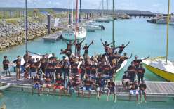 Quarante-quatre jeunes ont participé à cette dixième édition du Trophée des jeunes marins remportée par le lycée Willama-Haudra. Le samedi matin a commencé par les séries d’échauffement, en partant de la marina de Wé. Les épreuves ont continué le dimanche