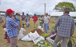 Animateur Bio Calédonia à Maré depuis février 2017,  Frédéric Palet (en tee-shirt gris clair) explique ici la fabrication d’un compostage et ses bienfaits.