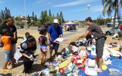 L’Association des poivriers a également organisé son vide-greniers samedi matin. Une quinzaine de stands se sont réunis sur le grand espace vert à côté du rond-point de N’Géa. L’association de quartier poursuit ses efforts pour récolter de l’argent. Elle 