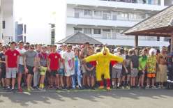 Accompagné par un petit air de trompette, le proviseur a sifflé le départ de la course cadet garçons à 8 h 15. Obélix, vahinés, ou poulet sportif, les élèves n’ont pas manqué d’imagination pour se démarquer. Cinq courses ont permis aux lycéens d’en découd