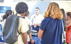 Invités à cette matinée, les collégiens en 3e des établissements Gabriel-Païta et Sainte-Marie ont fait le tour des stands d’information. Pour illustrer les différents métiers de la police nationale, Steeve Hnepeune, brigadier-chef de la police aux fronti