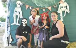 Les familles venues de Bourail, de Nouméa mais aussi de la province Nord ont pu se faire photographier gratuitement sur le stand du sourire des affreux. Les clichés sont à récupérer sur le site Facebook de la Sem Mwé Ara ou du KCO.