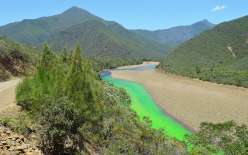 D’abord à l’état de poudre, la substance chimique se transforme en un liquide vert fluo au contact de l’eau.