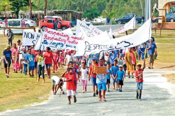 400 personnes dans les rues de Wé contre les dégradations dans les écoles