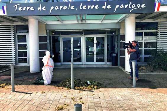 Des algues déversées devant le gouvernement