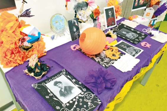 « Altar de muertos », une exposition  des élèves à la médiathèque de Ouégoa 