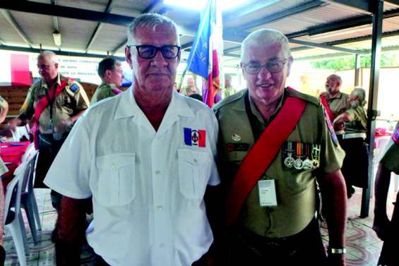 Les bagpipers en visite chez les anciens combattants