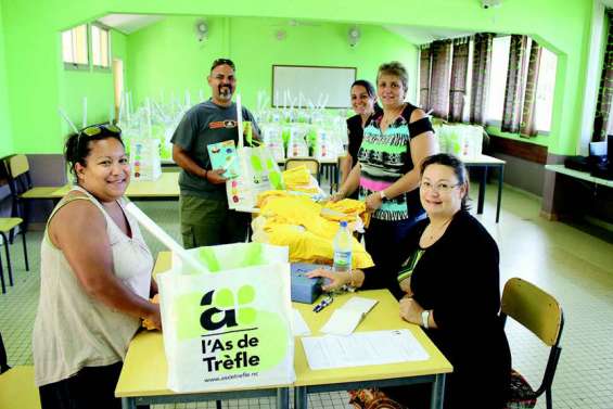 Les pochettes de fournitures scolaires attendent les élèves
