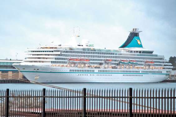 Covid-19 : des dizaines de cas à bord de l’Artania, autorisé à accoster